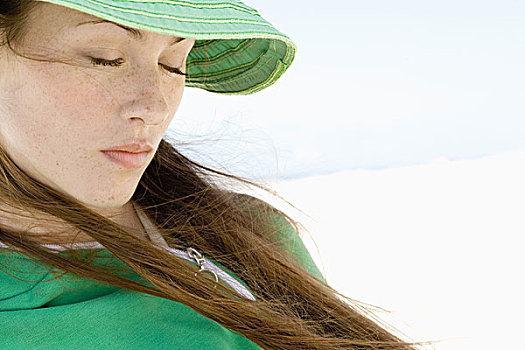 女人,穿,太阳帽,海滩,闭眼