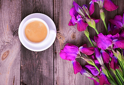 咖啡杯,花束,紫色,鸢尾,灰色,木质,表面
