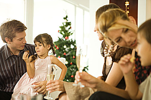 家庭,坐,一起,微笑,孩子,吃,餐食,圣诞树,背景