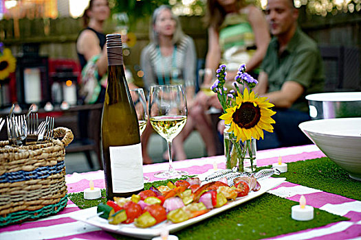 人群,花园派对,酒瓶,蔬菜串,前景