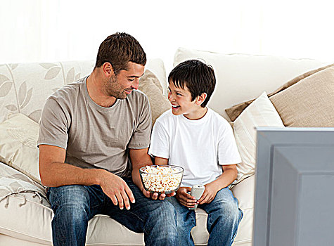 父子,看电视,吃,爆米花,沙发,在家