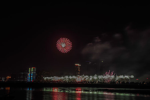 烟花,建筑群,河流,夜景,水,灯,节日