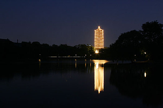 北京大学未名湖博雅塔夜景