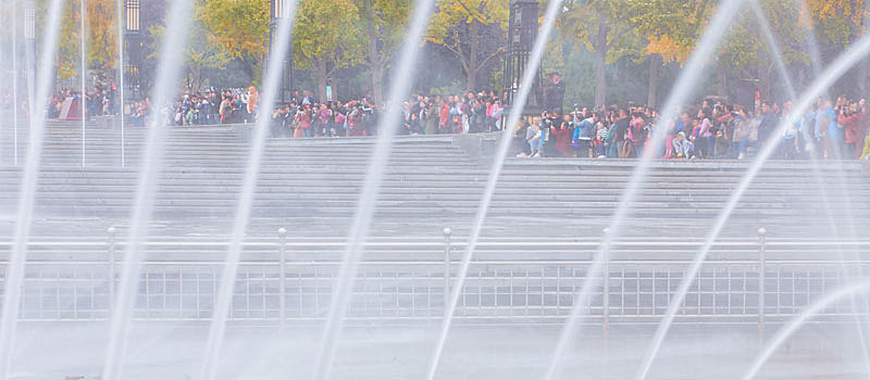 西安大雁塔广场拍到的音乐喷泉场景