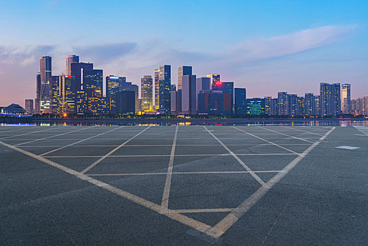 路面天际线和现代建筑群夜景