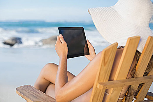 女人,帽子,放松,折叠躺椅,海滩,平板电脑