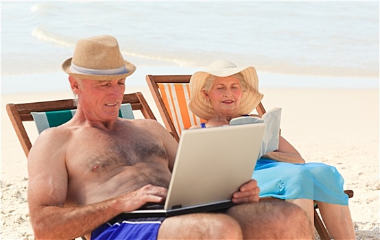 男人,工作,笔记本电脑,妻子,读,海滩