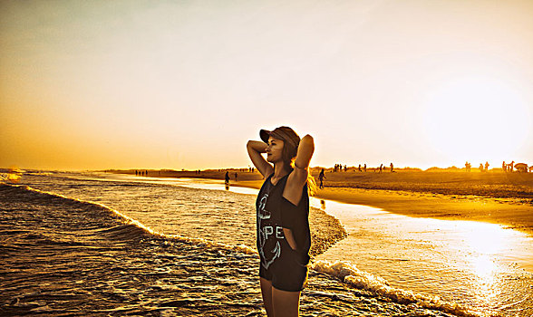 美女,手放头后,海洋,海滩,日落,城市,区域,阿尔加维,葡萄牙