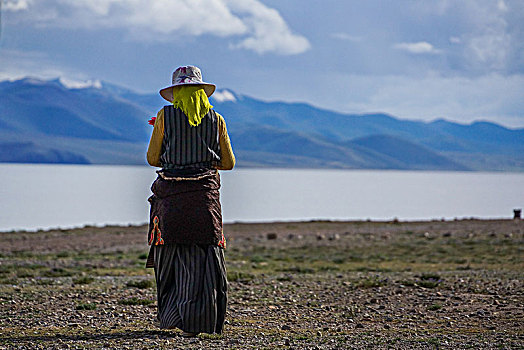 纳木措湖边藏族女人的背影