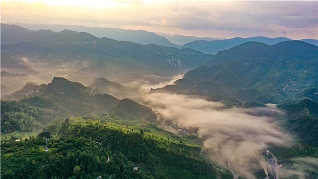 重庆酉阳,秋晨山岚美如画卷