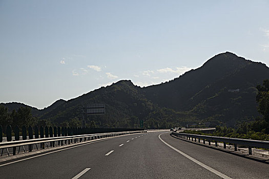 平坦干净的高速公路