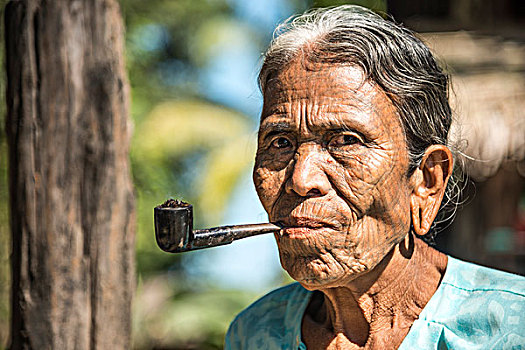 女人,下巴,人,少数民族,传统,脸,纹身,吸烟,烟斗,亲切,头像,若开邦,缅甸,亚洲