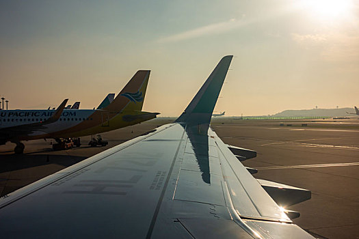 韩国仁川国际机场的飞机与日出