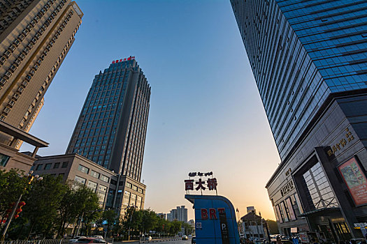 夕阳下,城市建筑