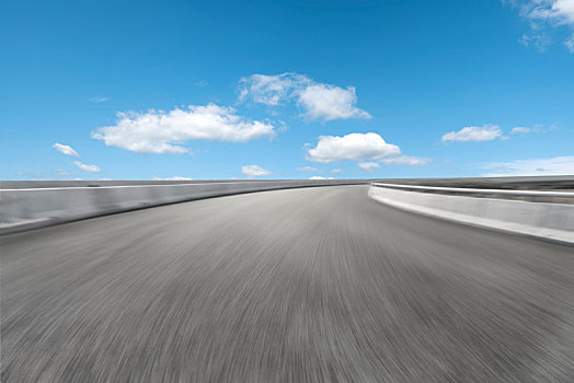 城市道路沥青路面和天空云彩