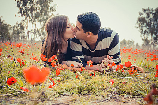 年轻,情侣,吻,躺着,草,地点,红罂粟