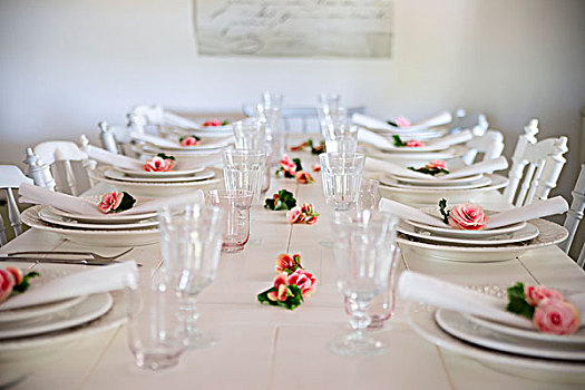 白色,餐具摆放,玫瑰,亚麻布,餐巾,白色背景,木桌子