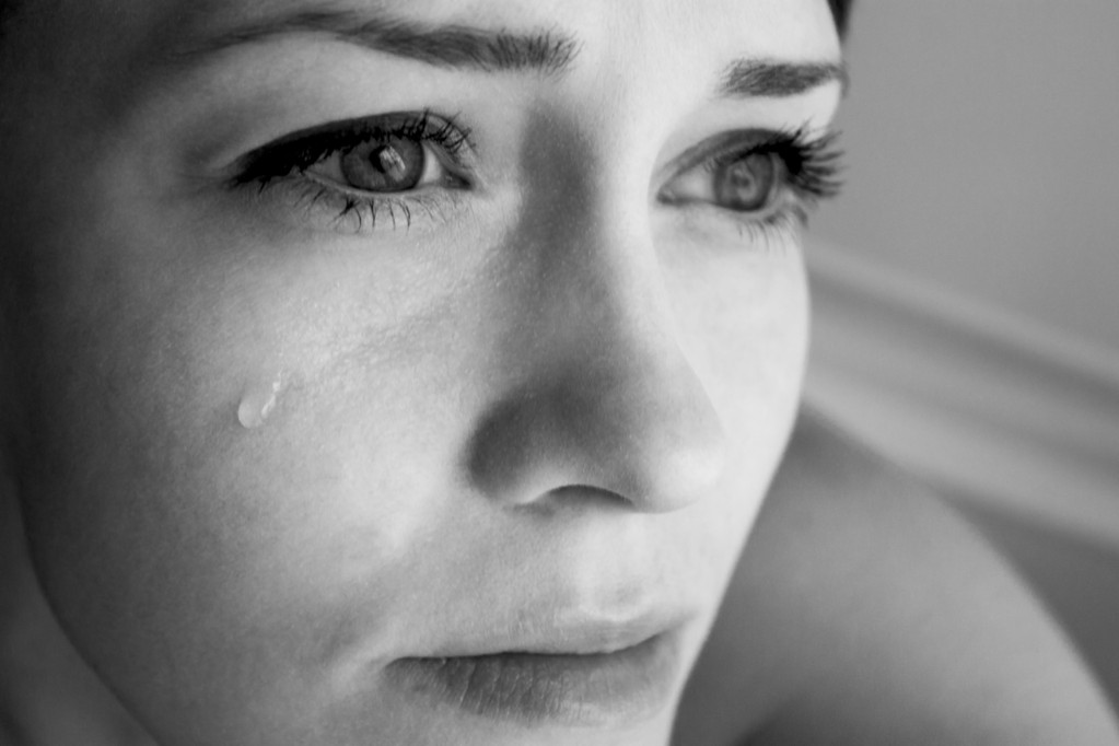女人哭 流泪图片