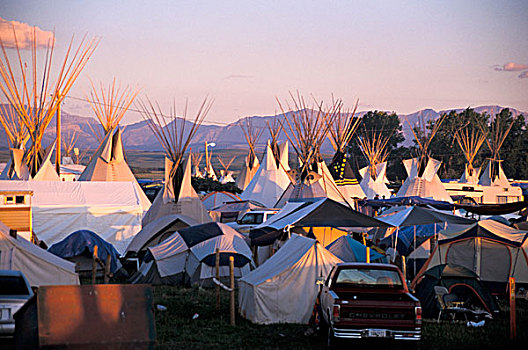 圆锥形帐篷,营地,白天,节日,棕褐色,蒙大拿