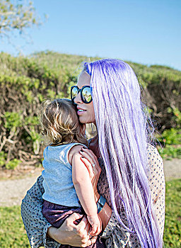 少妇,长,紫色,头发,抱孩子,女儿