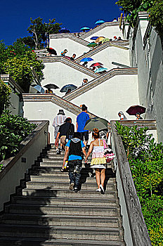 众游客沿着高雄前清英国领事馆独特的楼梯逐级登上最高处参观游览