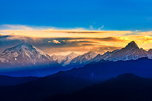 夕阳下的贡嘎山脉