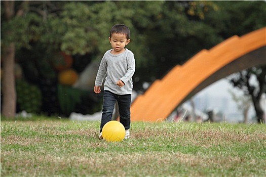 日本人,男孩,踢,黄色,球,3岁