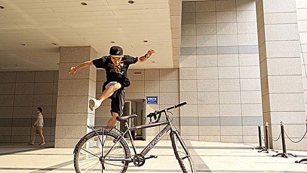 运动男街舞跑酷跨自行车体育生