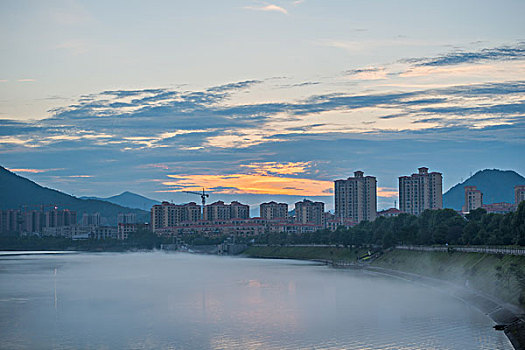 建筑群,高楼,河,雾,早晨,河岸,霞光,蓝天,白云