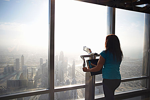 后视图,女性,游客,看穿,摩天大楼,窗户,高处,城市,迪拜,阿联酋