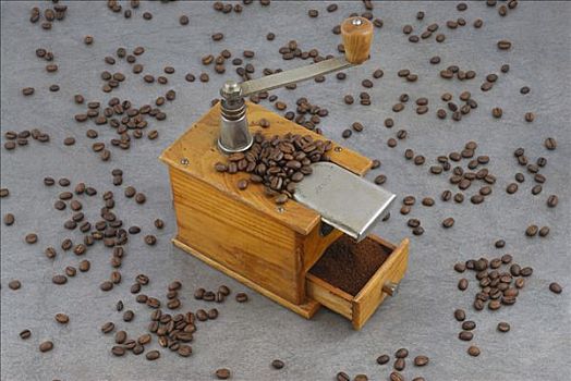 老式,咖啡研磨机,研磨,抽屉,满,新鲜,地面,咖啡,散开,咖啡豆