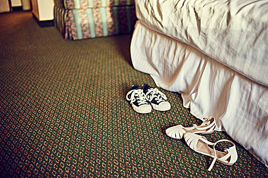 一对,训练,凉鞋,卧室,地毯