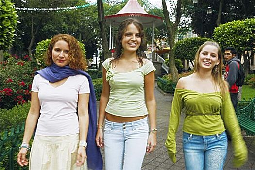 三个女人,年轻,走,人行道,公园