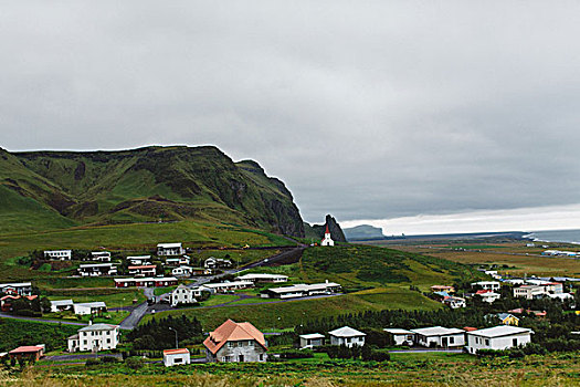 俯拍,海滨城镇,茂密,青山,冰岛