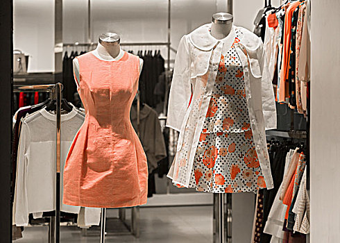 夏季女裝展示銷售中SUMMARMISSDRESSINDISPLAYANDSALE