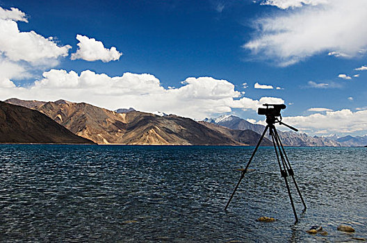 摄像机,三脚架,湖岸,山峦,背景,湖,查谟-克什米尔邦,印度