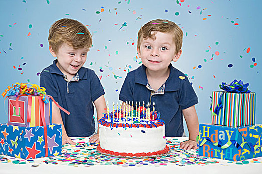 双胞胎,男孩,生日蛋糕,礼物