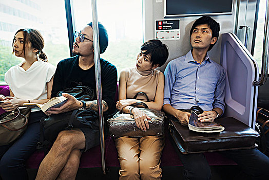 四个人,坐,地铁,东京,通勤