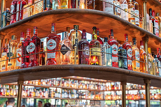 酒吧的各类酒瓶展示台展览柜酒吧吧台