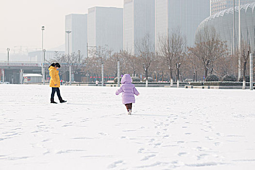 玩雪的小女孩