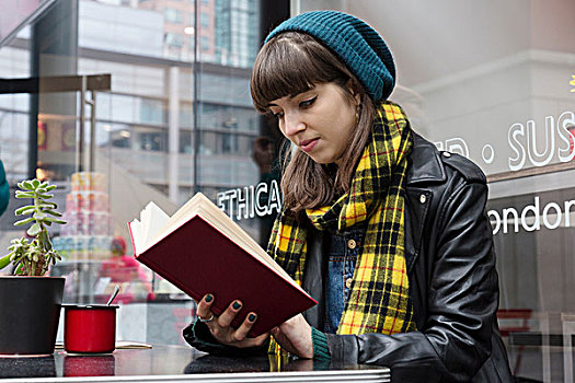 美女,针织帽,读,书本,街边咖啡厅