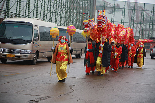 锣鼓喧天迎新春,舞龙舞狮贺新年