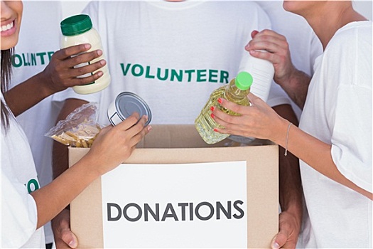 高兴,志愿者,放,食物,捐赠,盒子