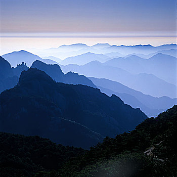 黄山西海层层叠叠的山峰