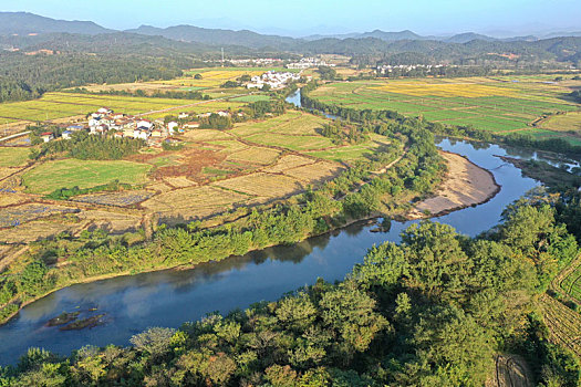 碧水绕村景如画