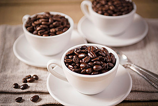三个,牛奶咖啡,杯子,白色背景,碟,咖啡豆