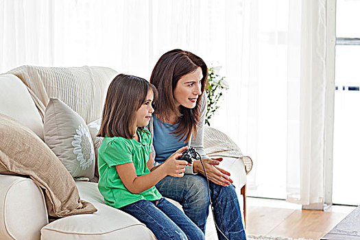 专注,母亲,鼓励,女儿,玩电玩,客厅