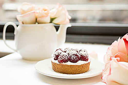 树莓馅饼,玫瑰,桌上