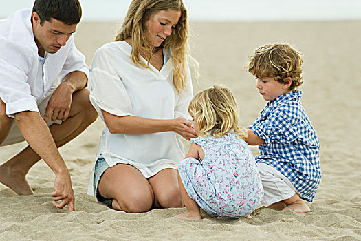 家庭,玩,沙子,海滩