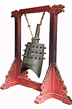 云南红河州建水文庙大成殿院落里的编钟